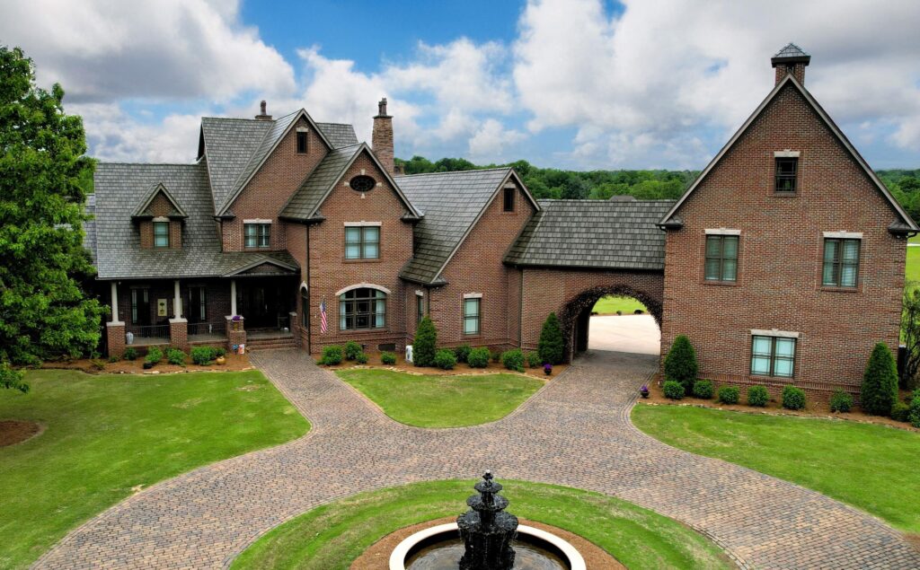 EDCO's Arrowline Slate in T-Tone Blend adds elegance and sophistication to this stunning brick mansion. The roof's rich tones complement the home's classic architecture, offering not only beauty but also long-lasting durability and low-maintenance performance that will endure for years to come.